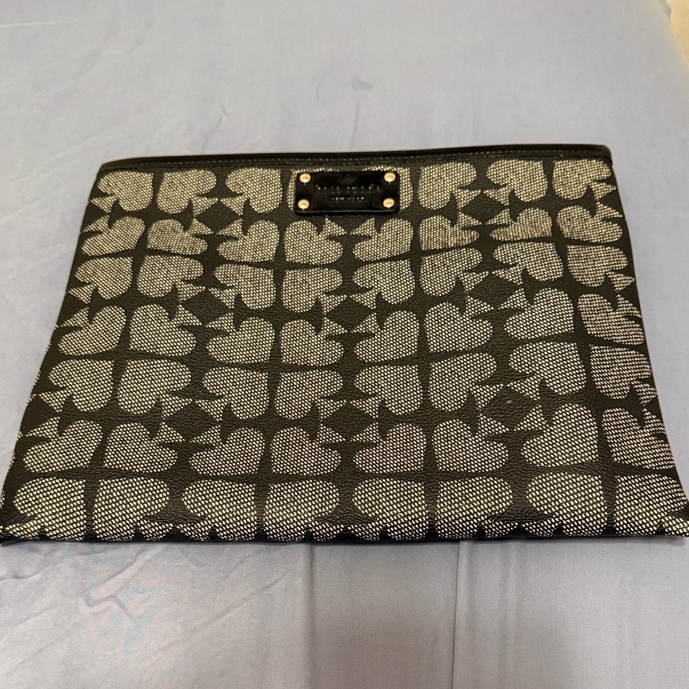 Kate Spade New York Spade Heart Monogram Zip Clutch Black White‎ Red Lining